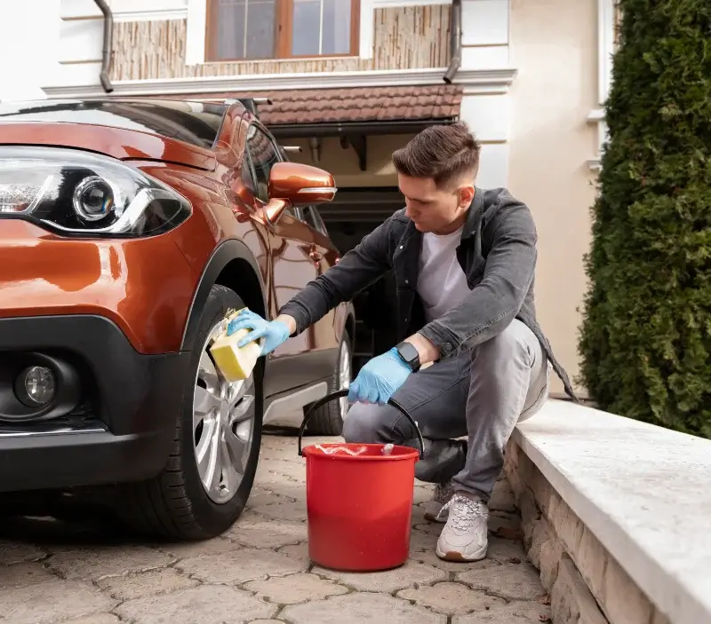 Lavage auto à domicile Mansle-les-Fontaines : professionnel intervenant sur un véhicule